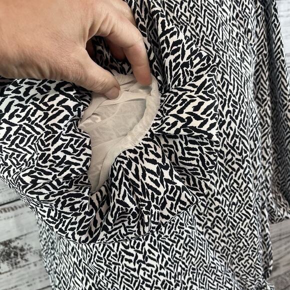 Vince Camuto Blouse Top size Small Black White Zebra Puffy Sleeves Ties Modest - Picture 5 of 10